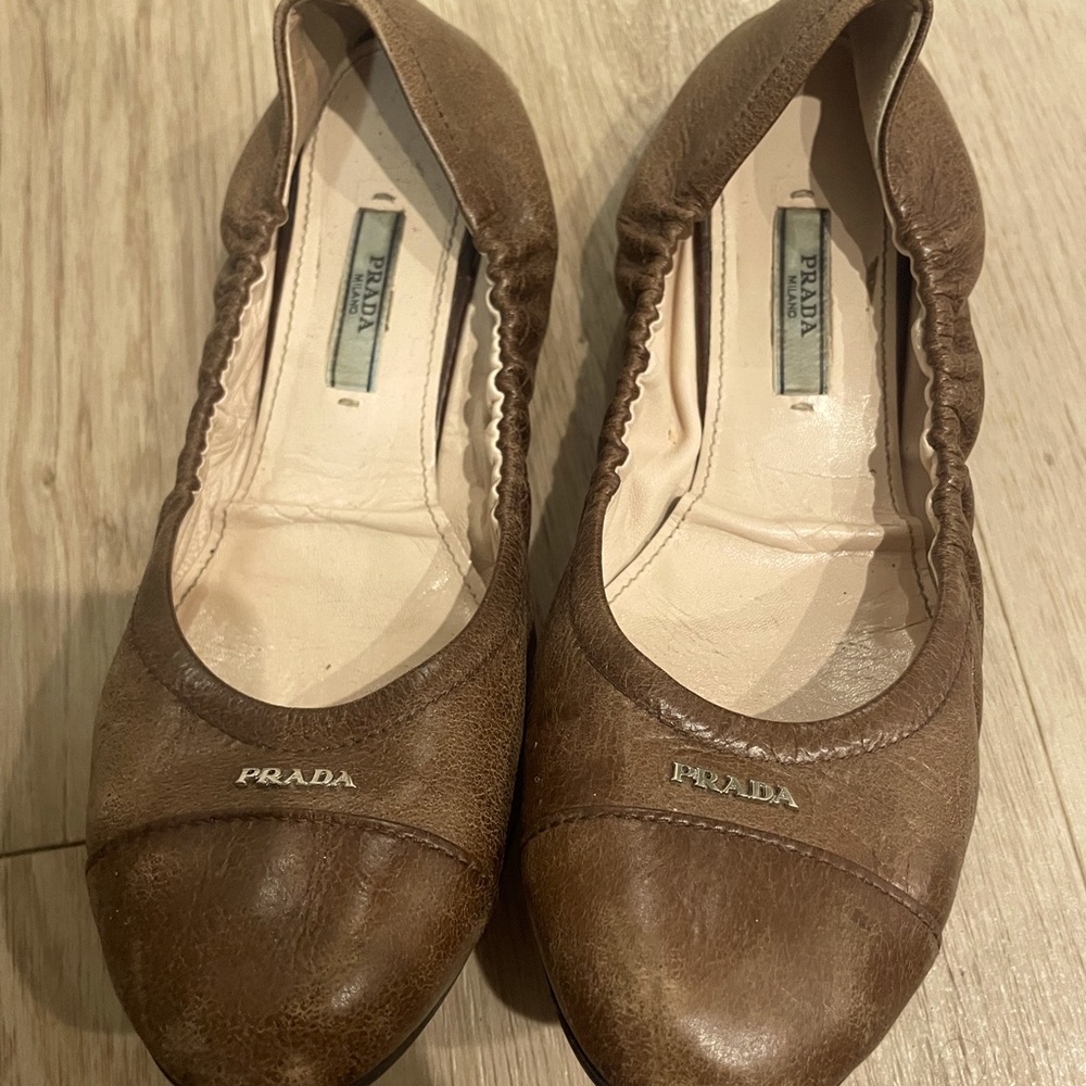 Brown size 9 Prada ballet flats.  Very comfortable.